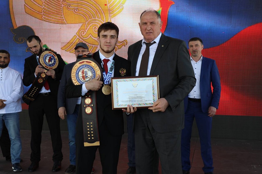 Чемпионам мира по боксу Муслиму Гаджимагомедову и Шарабутдину Атаеву вручили госнаграды